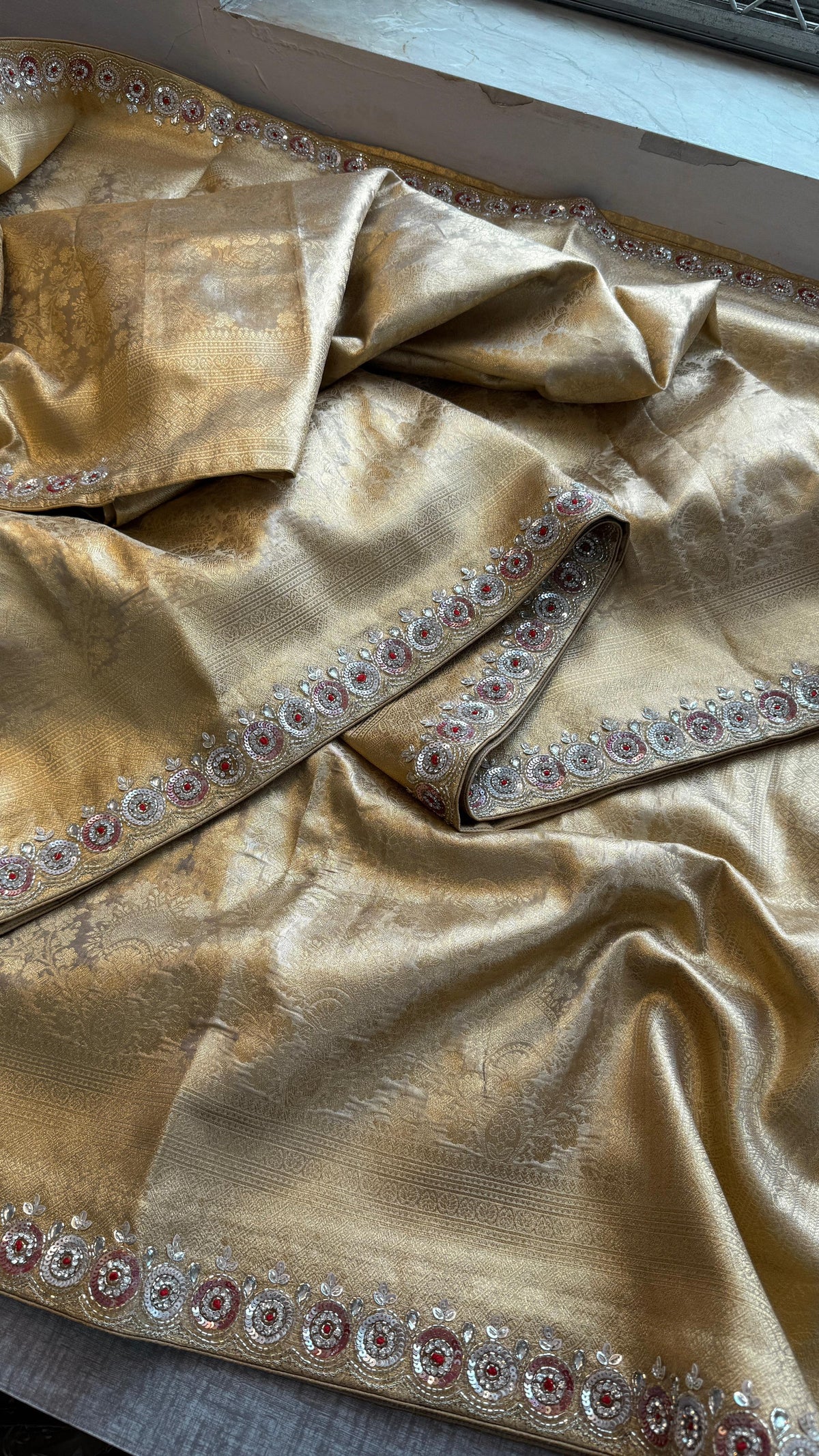 Pure Tissue Kanjivaram Banarasi Saree with Zardozi & Pearl Embellishments