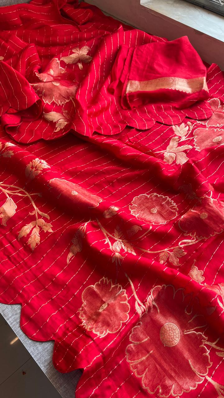 Soft Pure Munga Silk Banarasi Saree with Floral Zari Weaving & Scallop Border Concept