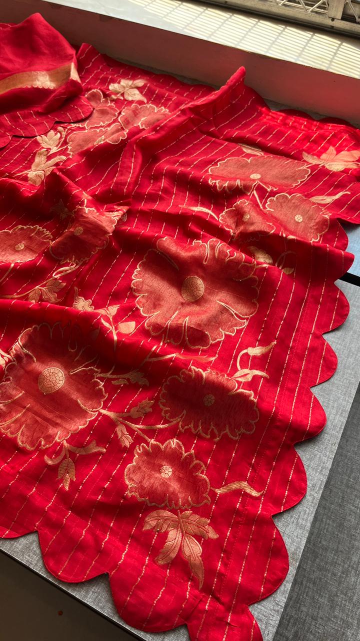 Soft Pure Munga Silk Banarasi Saree with Floral Zari Weaving & Scallop Border Concept