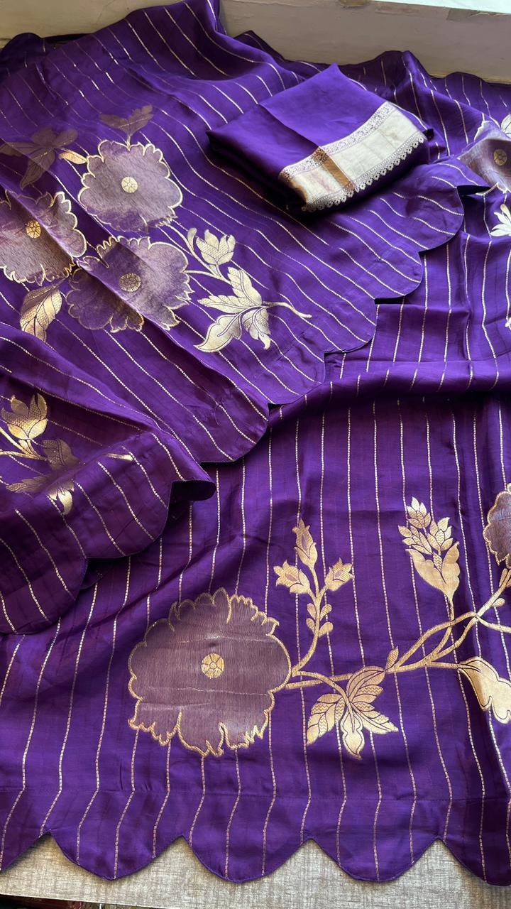Soft Pure Munga Silk Banarasi Saree with Floral Zari Weaving & Scallop Border Concept