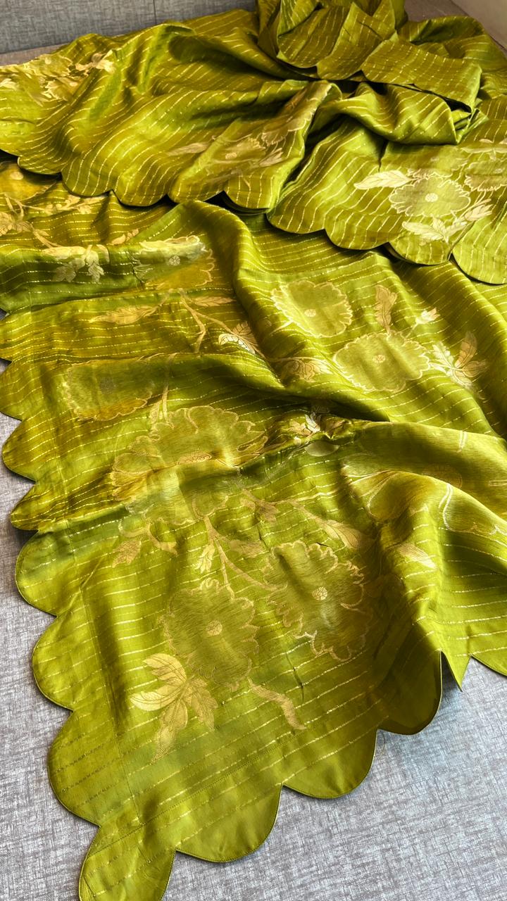 Soft Pure Munga Silk Banarasi Saree with Floral Zari Weaving & Scallop Border Concept