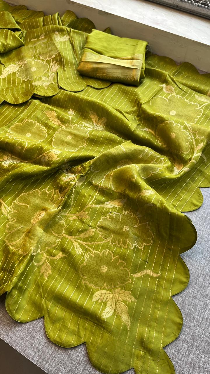 Soft Pure Munga Silk Banarasi Saree with Floral Zari Weaving & Scallop Border Concept