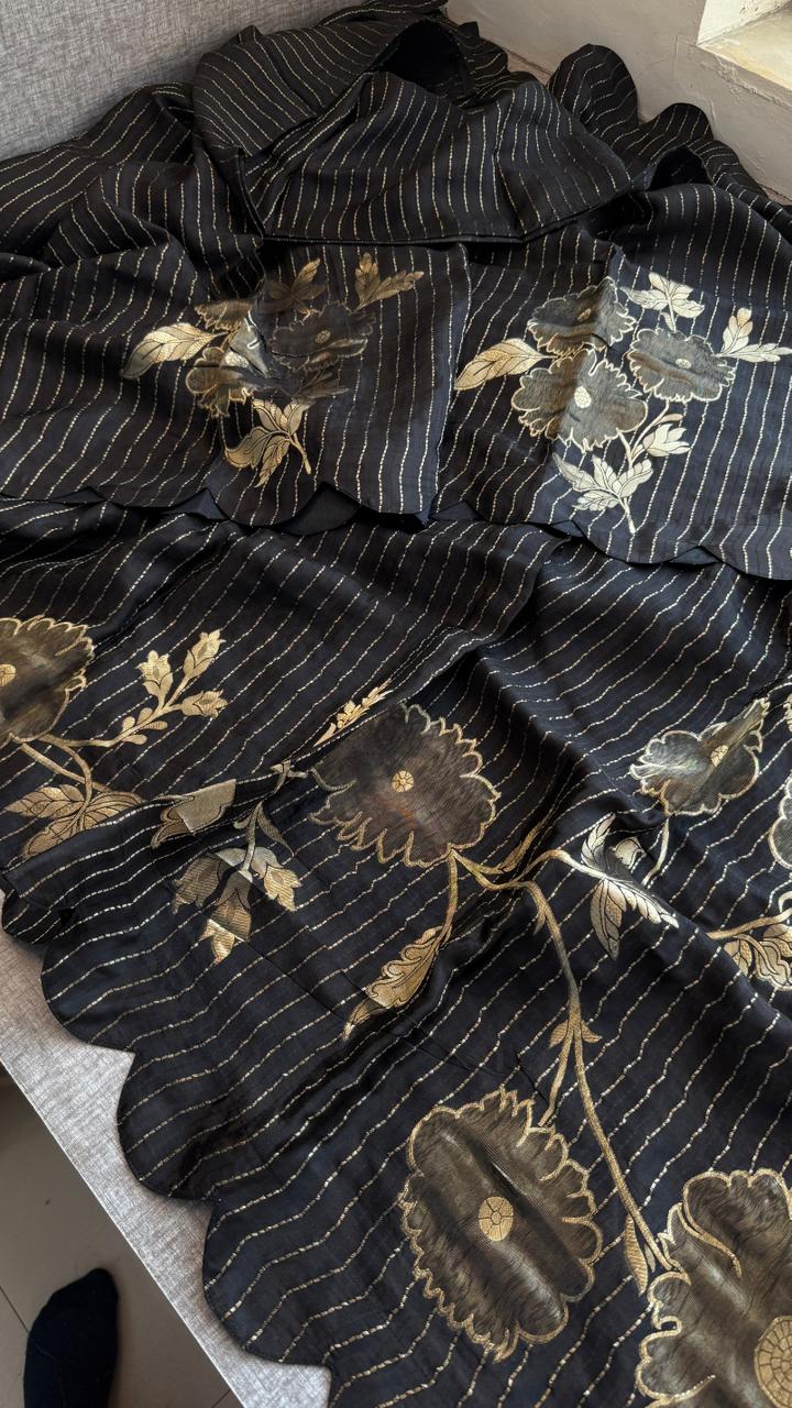 Soft Pure Munga Silk Banarasi Saree with Floral Zari Weaving & Scallop Border Concept